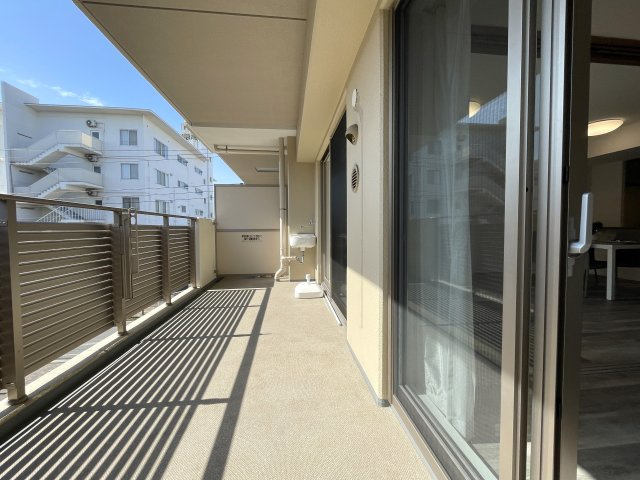 なんてこった！駐車場１台分専用無償！見た目も良きな『エルフィーノ横浜・市沢の丘』リフォームのバルコニー|落ち着いた時間を過ごせるバルコニーです