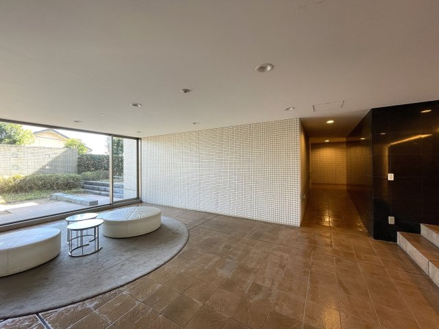 なんてこった！駐車場１台分専用無償！見た目も良きな『エルフィーノ横浜・市沢の丘』リフォームのロビー