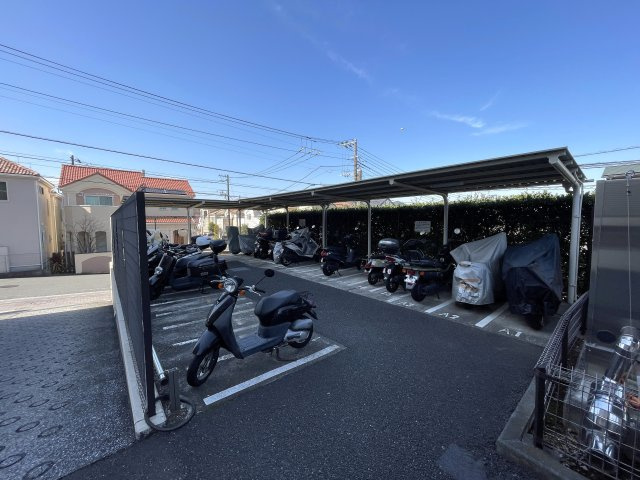 なんてこった！駐車場１台分専用無償！見た目も良きな『エルフィーノ横浜・市沢の丘』リフォームの駐輪場