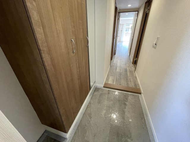 なんてこった！駐車場１台分専用無償！見た目も良きな『エルフィーノ横浜・市沢の丘』リフォームの玄関|ゆったりとした玄関です