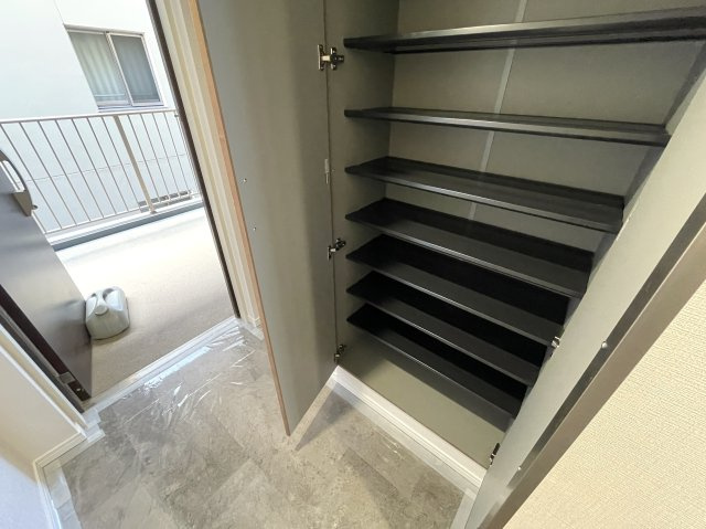 なんてこった！駐車場１台分専用無償！見た目も良きな『エルフィーノ横浜・市沢の丘』リフォームの収納|専用の収納スペースです