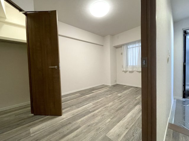 なんてこった！駐車場１台分専用無償！見た目も良きな『エルフィーノ横浜・市沢の丘』リフォームの洋室|広々とした洋室です