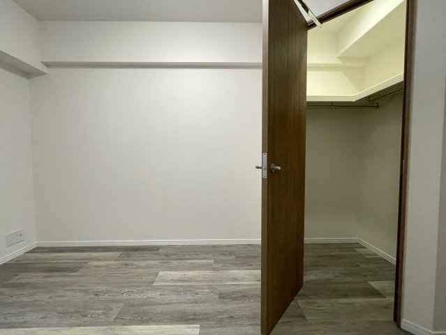 なんてこった！駐車場１台分専用無償！見た目も良きな『エルフィーノ横浜・市沢の丘』リフォームの洋室|落ち着いた色調の洋室です