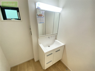 【独立洗面台】 | LDK21.7帖　リビングイン階段　床暖房　牧の原　2号棟 | 三面鏡の裏や下段にも収納スペースが豊富♪