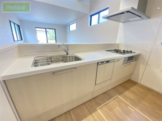 【キッチン】 | LDK21.7帖　リビングイン階段　床暖房　牧の原　2号棟 | お料理をしながらリビング全体を見渡すことができます♪
施工例