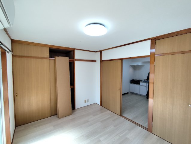 ハイム本一色の洋室