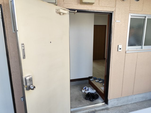 ハイム本一色の玄関