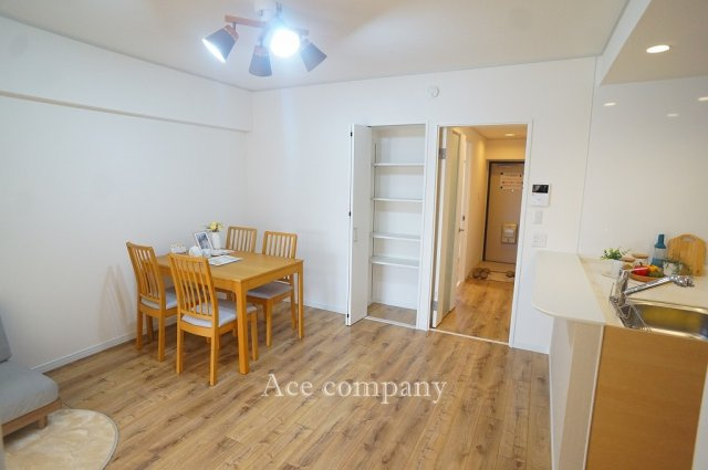 【居間・リビング】 | 朝日プラザ湯里 | 【LDK：約11帖】ダイニングに収納あります♪