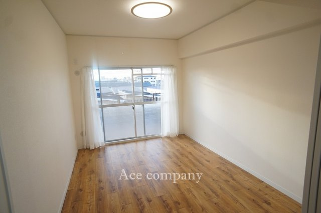 【内装】 | 朝日プラザ湯里 | 【洋室③：6帖】バルコニーに面したお部屋です☆