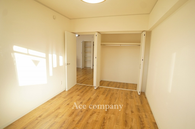 【寝室】 | 朝日プラザ湯里 | 【洋室②：6帖】クローゼット完備です♪