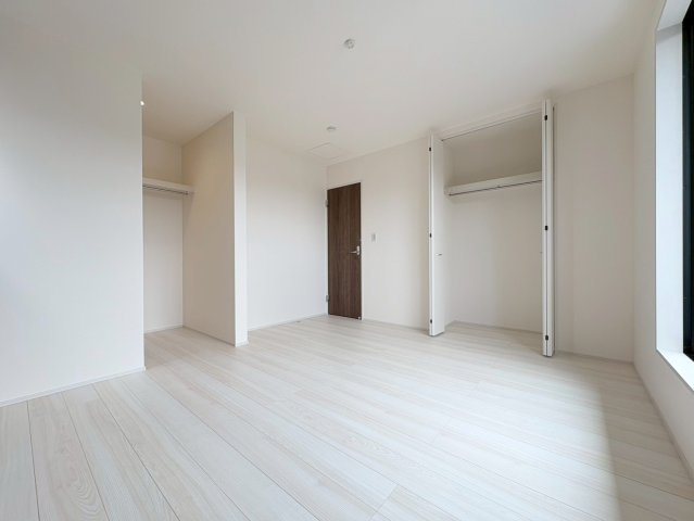 リーブルガーデン　各務原市各務おがせ町9丁目第3　全3区画分譲の寝室|すべての居室にはたっぷり収納できる大型のクローゼット、各室に２４時間換気システムを設置しています。
排気ファンから低風量で24時間強制排気し、家の中の空気をいつも新鮮に保ちます。
