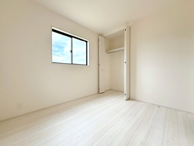 リーブルガーデン　各務原市各務おがせ町9丁目第3　全3区画分譲の洋室|全居室にたっぷり収納できる大型クローゼット、居室部分の窓ガラスには間に空気層を設けたペアガラスを採用。
高い断熱性と共にガラス面の結露対策にも効果を発揮します。