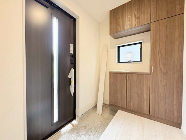リーブルガーデン　各務原市各務おがせ町9丁目第3　全3区画分譲の玄関|大容量のシューズ収納付きで玄関周りもすっきり！玄関ドアからの光が玄関ホールを明るくしてくれます。