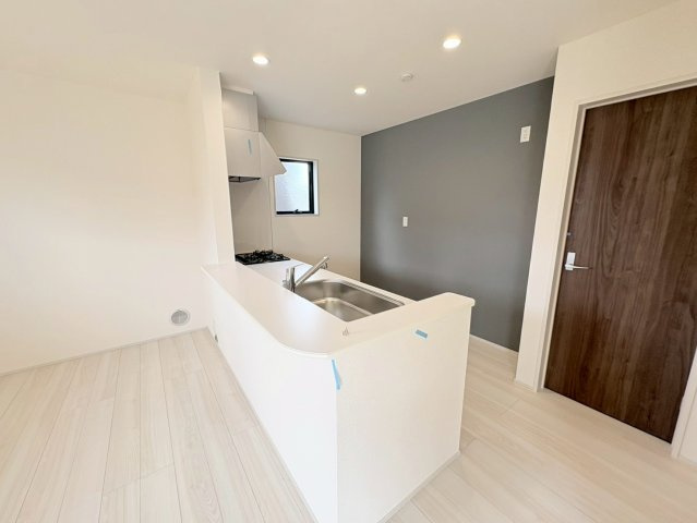 リーブルガーデン　各務原市各務おがせ町9丁目第3　全3区画分譲のキッチン|対面式のキッチンはご家族の会話がはずみます！一面アクセントクロスで奥行きのある空間を演出します。