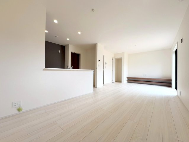 リーブルガーデン　各務原市各務おがせ町9丁目第3　全3区画分譲の居間・リビング|明るい日差しをふんだんに取り込んだリビングダイニングは家族の笑顔につつまれた素敵な空間になります。
一建設の家は精度が高く丈夫な工法を採用し、「住宅トップランナー基準」に対応しています。