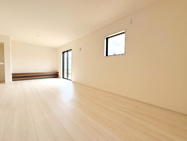 リーブルガーデン　各務原市各務おがせ町9丁目第3　全3区画分譲の居間・リビング|明るい日差しをふんだんに取り込んだリビングダイニングは家族の笑顔につつまれた素敵な空間になります。
一建設の家は精度が高く丈夫な工法を採用し、「住宅トップランナー基準」に対応しています。