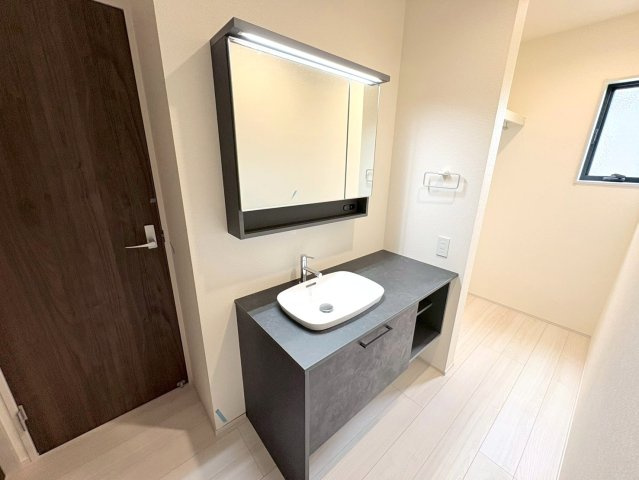 リーブルガーデン　各務原市各務おがせ町9丁目第3　全3区画分譲の独立洗面台|洗面化粧台 幅 750mm、軽く割れにくい洗面ボールと場所をとらないコンパクト設計の本体キャビネットです。
ミラー扉の内側は全て収納スペースです。リフトアップシャワーを採用し両手が自由に使えます