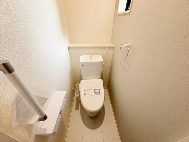 リーブルガーデン　各務原市各務おがせ町9丁目第3　全3区画分譲のトイレ|超表面平滑加工とイオンパワーの「セフィオンテクト」加工で、汚れが付きにくく落ちやすい仕様で清潔です。
便器にフチがないので汚れが隠れて見えない部分がありません。お手入れがとってもラクラクです。