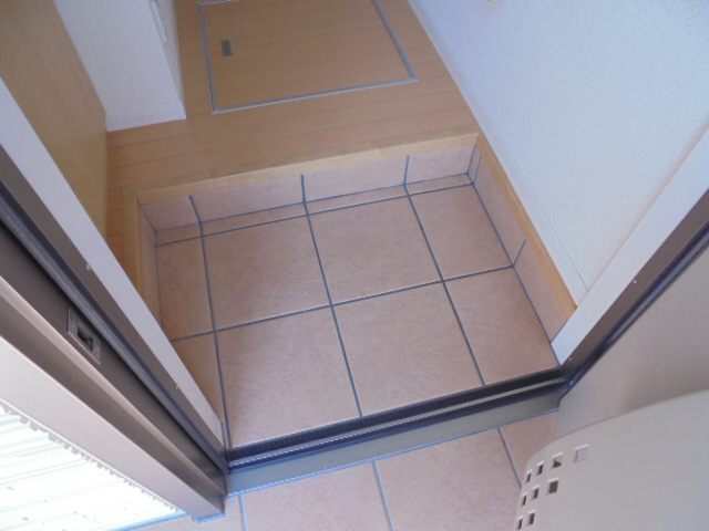 ベルクール加東A棟の玄関