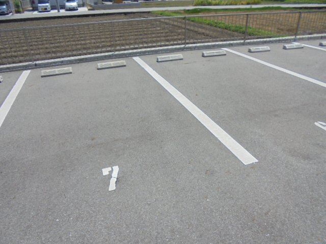 ベルクール加東A棟の駐車場