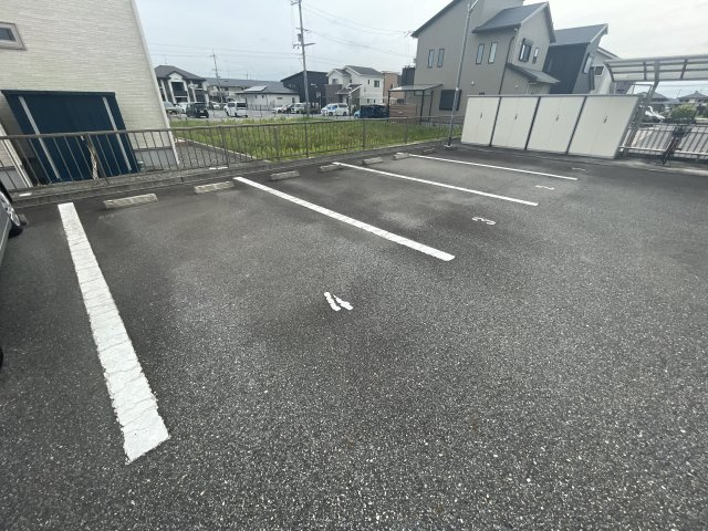 ベルクール加東A棟の駐車場