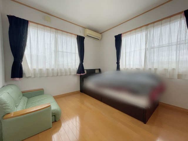 中古戸建・中古住宅　郡山市富久山町福原陣場　行健小・行健中の洋室|自然光が長時間入る2面採光で明るく気持ちの良いプライベート空間です！