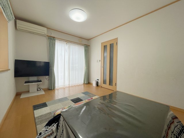 中古戸建・中古住宅　郡山市富久山町福原陣場　行健小・行健中の居間・リビング|南側に大きな窓があり陽当たりが良く快適な家族団らんスペースです！