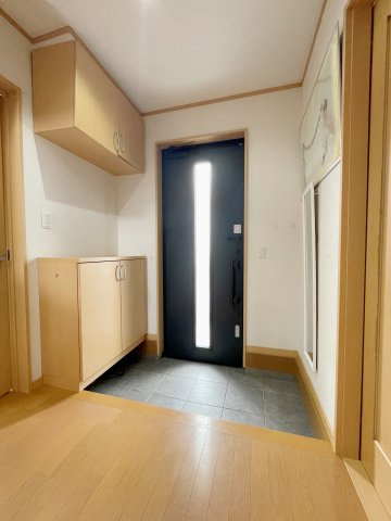 中古戸建・中古住宅　郡山市富久山町福原陣場　行健小・行健中の玄関|大容量のシューズボックスがあり収納豊富な玄関スペース。玄関ドアから日差しが入り明るいです！