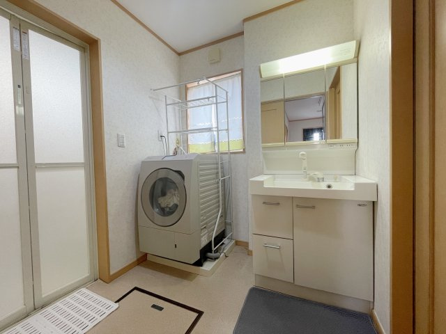 中古戸建・中古住宅　郡山市富久山町福原陣場　行健小・行健中の独立洗面台|三面鏡洗面台には収納が多く、洗面スペースがスッキリ！