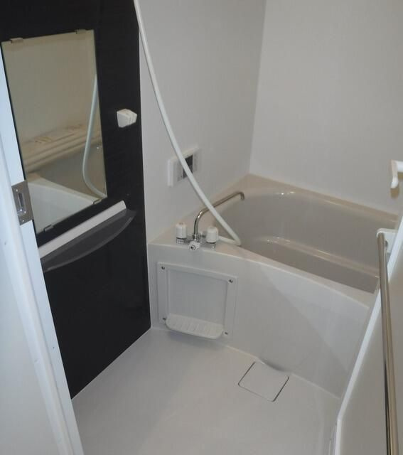 ＬＡＵＲＥＬ坂下の浴室