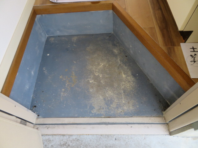 加東市山国のハイツの玄関