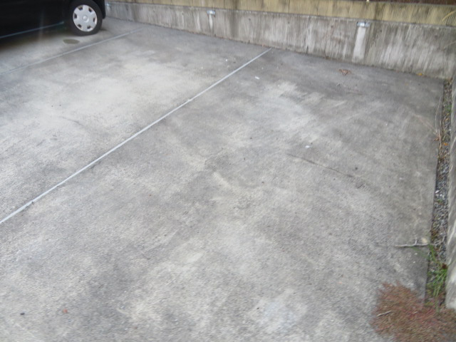 加東市山国のハイツの駐車場