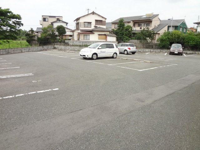 グリーン花水木【キャッシュバック対象物件】の駐車場|車をお持ちの方に嬉しい駐車場付きの物件です