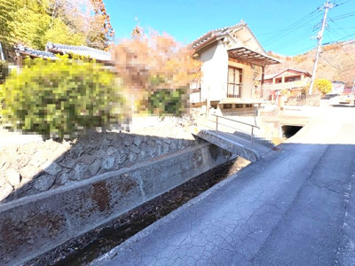 【前面道路含む現地写真】 | 西八代郡市川三郷町山保　工場・倉付き戸建