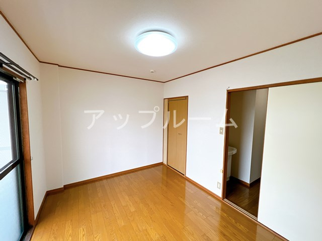 春日井市大留町２丁目のアパートの居間・リビング