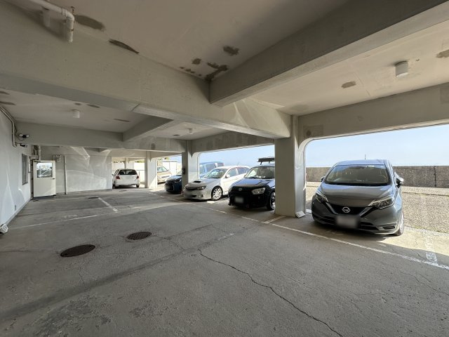 シーサイドシャトー塩屋の駐車場