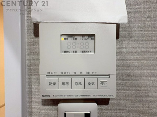 暖房機能があるため、冬場でも温かい浴室で入浴でき、乾燥機能があるため、水気を素早く取り除けます。また、換気機能があるため、湿気を素早く排出してカビや雑菌の発生を防ぐことができます。

