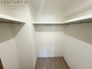 収納力が高く洋服や小物を整理しやすく、更衣室のように使え、部屋がすっきり保てます。収納の配置を自由に調整でき、換気性が良く防湿・防虫対策も可能。快適で機能的な生活空間を実現できます♪
