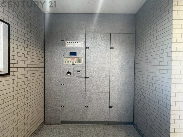 宅配ボックスは荷物の受け取りや配達が便利で安全です。不在時でも荷物が確保され、盗難や損傷のリスクが減少。受け取り時間の柔軟性が向上。外出先からでも荷物の受け取りや預けが可能となります。
