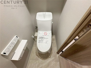 温水洗浄便座付トイレは温水洗浄機能により、暖かい水でおしりを洗浄することができ、冷たい水を使う従来の便座に比べ、温水洗浄機能で暖かいトイレを提供し、快適な使用を可能にします。

