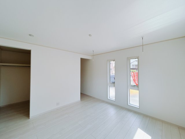 【新築戸建】前橋市元総社町の洋室|■1階洋室（2号棟）｜ナチュラルカラーの床です。模様替えなどとても楽しく工夫できます♪陽当たり、風通しもとても良いので毎日快適な生活スタートです！子供部屋にも良いですね♪