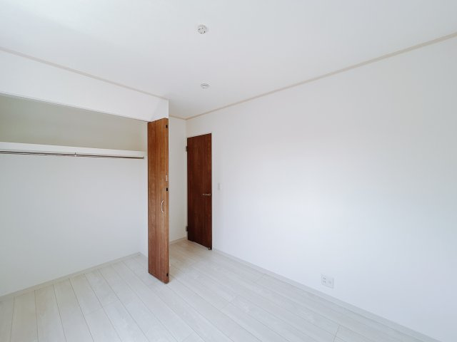 【新築戸建】前橋市元総社町の洋室|■1階洋室（2号棟）｜1階各居室には収納をご用意しています♪常にお部屋を綺麗に保てます！小さなお子様も自然とお片付けができるようになるのでうれしいですよね！