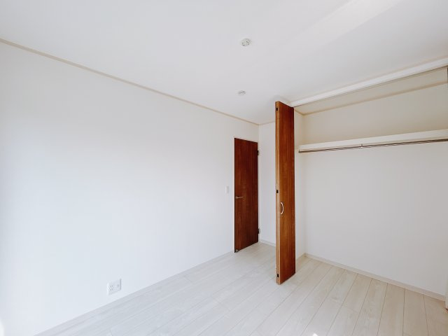 【新築戸建】前橋市元総社町の洋室|■1階洋室（2号棟）｜お子様の一人部屋にピッタリな洋室。木のぬくもりを感じるフローリングは、天然木の味わいが時とともに深みを増していきます。また、傷にも強く、フリーワックスでお手入れもラクラクです♪