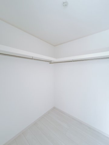 【新築戸建】前橋市元総社町の収納|■WIC（2号棟）｜主寝室には夢のウォークインがございます♪お洋服やバッグだけでなく、増えていくお洋服やご家族での思い出の品もしっかりと収納します( ＾＾ )