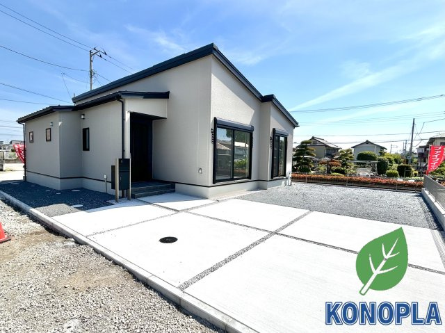 【新築戸建】前橋市元総社町の外観|■外観（2号棟）｜外壁のアクセントカラーがシックな外観です。シンプルなデザインでありながらも「個性」を損なわず、お客様一人ひとりの暮らし方にフィットします。