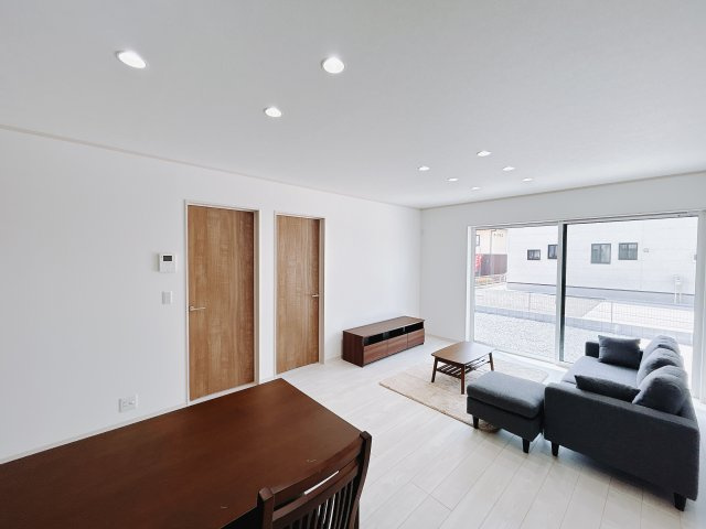 【新築戸建】前橋市元総社町の居間・リビング|■リビング（2号棟）｜落ち着きのある表情を見せるリビングダイニング。太陽の光がたっぷり差し込むリビングは、自然とご家族が集まる居心地の良い空間です。
