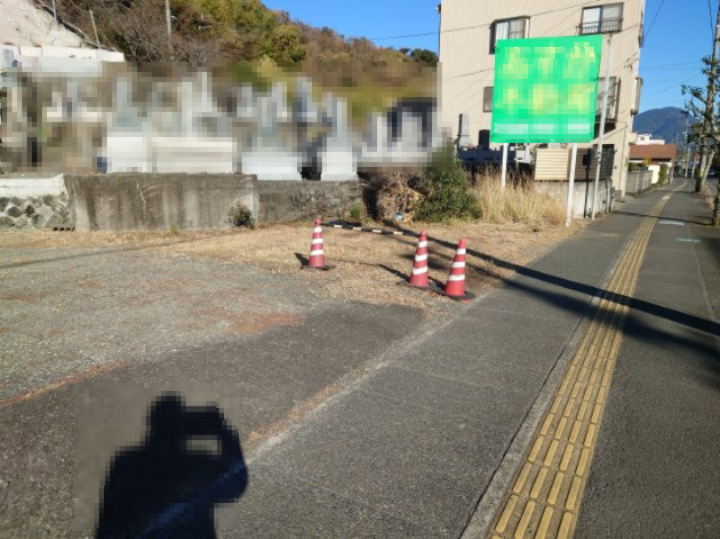 売土地　静岡市葵区大岩本町の外観|歩道側から見た土地です。