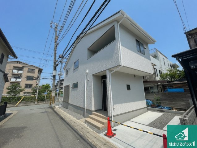 京都市山科区大宅五反畑町　第1期　新築一戸建ての前面道路含む現地写真|周辺は閑静な住宅街！前面道路広々で車の出し入れも便利です。駐車が苦手な方でも安心して車庫入れできます！