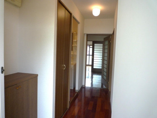 コーラルリーフの玄関|収納もある玄関です