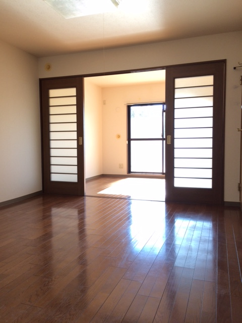 コーラルリーフの居間・リビング|こちらのリビングで趣味の時間をお楽しみください